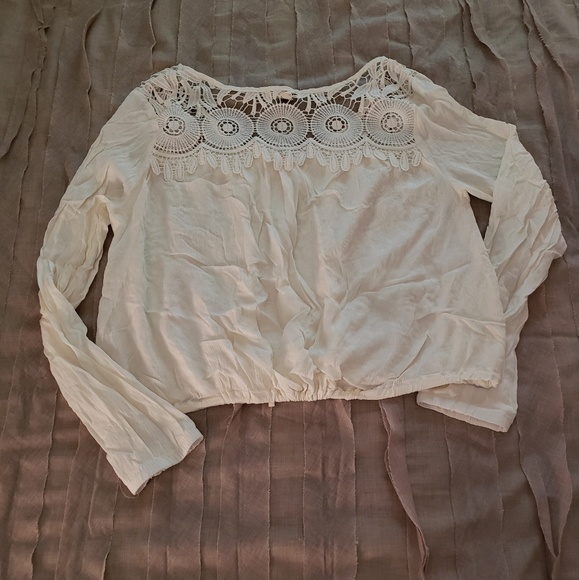 🔶️ Lace Long Sleeve Crop - Picture 2 of 5